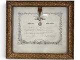 une photo encadrée représentant une médaille, exposée dans un cadre doré