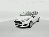 une Ford Fiesta blanche garée dans une pièce blanche