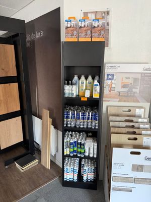 une pièce où l'on trouve de nombreuses essences de bois différentes