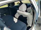 une voiture qui dispose de deux sièges à l'arrière