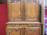 image d'une armoire en bois dans une pièce