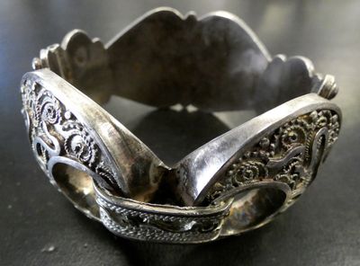un gros plan d'un bracelet en argent posé sur une table