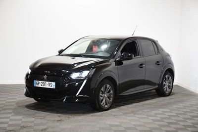 la photo d'une voiture noire garée sur un sol en damier