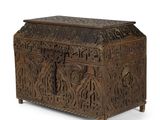 un vieux coffre en bois orné de sculptures sur fond blanc