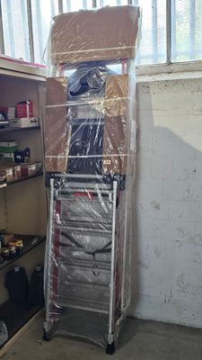 une photo montrant une pile de cartons posée sur un chariot métallique