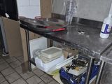une cuisine équipée d'une table et d'une cuisinière
