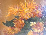 un tableau représentant des fleurs jaunes dans un vase posé sur une table