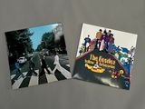 deux photos des pochettes d'albums des Beatles sur le réfrigérateur