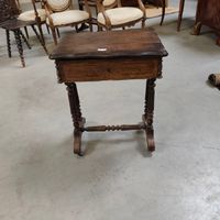 Table travailleuse reposant sur deux pieds reliés par une en… (photo 2)