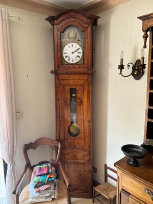 une horloge grand-père dans le coin d'une pièce