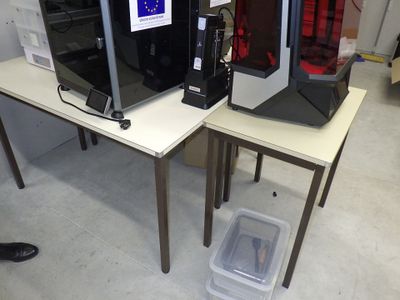 deux fours à micro-ondes posés sur une table dans une pièce