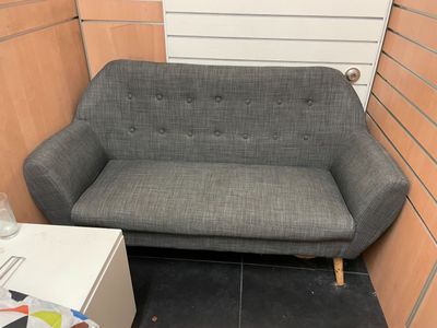 un canapé et une table dans une petite pièce