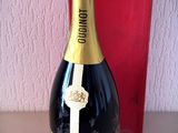 une bouteille de champagne posée sur une table à côté d'une boîte rouge