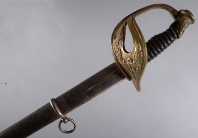 une épée dont la poignée est en or