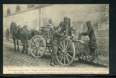 une photo en noir et blanc représentant un groupe d'hommes dans une calèche