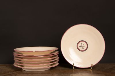 une pile d'assiettes posée sur une table en bois