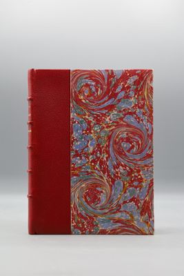 un livre rouge avec une couverture rouge et un motif floral