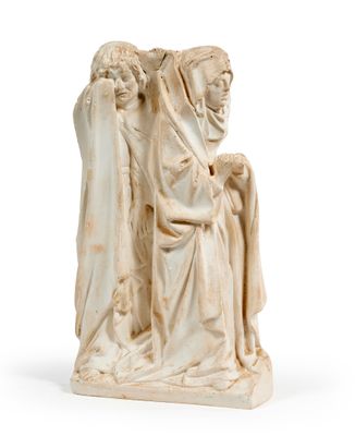 une statue blanche représentant une femme et deux hommes assis sur un banc