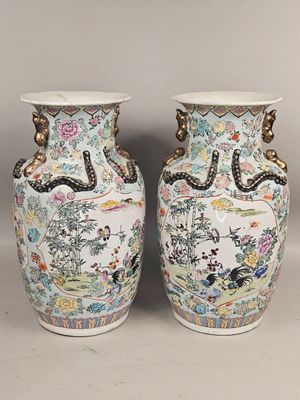 Chine, travail moderne. Paire vases balustres dans le style …