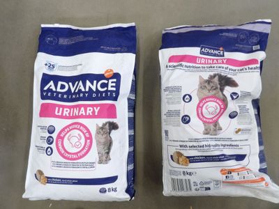 deux sacs de nourriture pour chat posés sur une table