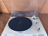 une image représentant une platine avec un tourne-disque posé dessus