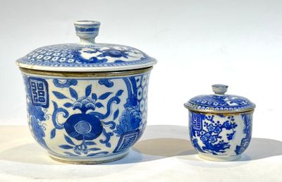 deux vases bleus et blancs posés l'un à côté de l'autre sur une table