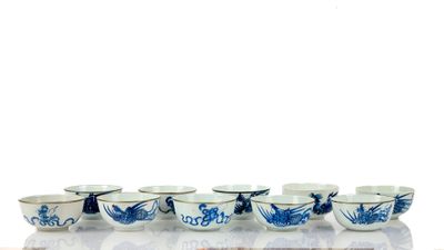 Plusieurs bols et tasses bleus et blancs sont alignés sur une table