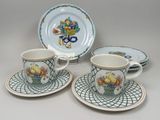 trois tasses et soucoupes posées sur une table