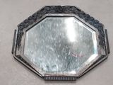 un miroir accroché au mur de la pièce