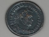 une vieille pièce de monnaie sur laquelle figure le portrait d'un homme