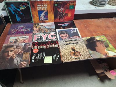 un grand nombre de disques sur une table dans une pièce
