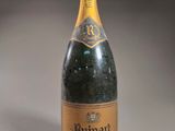 une vieille bouteille de champagne posée sur une table