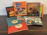 Plusieurs livres pour enfants sont posés les uns à côté des autres sur une table.