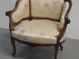 une chaise qui se trouve dans le coin d'une pièce