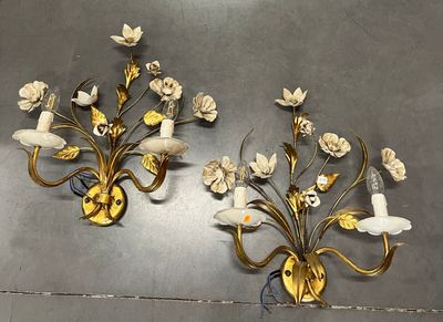 paire d'appliques en laiton et en verre ornées de fleurs et de feuilles