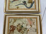 deux cartes du monde encadrées, posées sur un tissu blanc