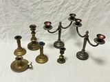 plusieurs bougeoirs et chandeliers anciens en laiton sur fond blanc