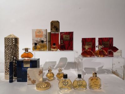 de nombreux parfums exposés sur une table
