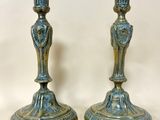 paire de bougeoirs anciens en laiton au motif ouvragé
