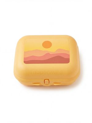 une image représentant une boîte à repas jaune ornée d'une illustration représentant un coucher de soleil