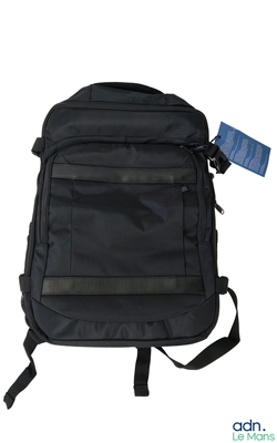 un sac à dos noir muni d'une étiquette bleue
