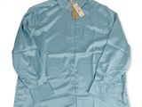 chemise bleue boutonnée avec une étiquette au niveau du col