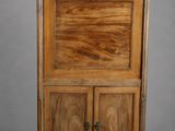 une armoire en bois munie d'une porte et d'un tiroir au-dessus