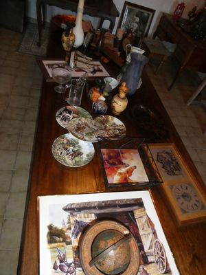 une longue table sur laquelle sont posées de nombreuses photos
