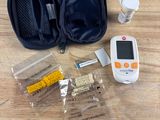un sac de provisions et un thermomètre numérique posés sur une table