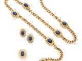 un ensemble composé d'un collier, de boucles d'oreilles et d'un bracelet en or et lapis-lazuli