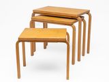 lot de trois tables gigognes inspirées des pupitres d'école