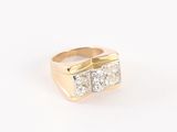 une image représentant une bague en or sertie de trois diamants sur fond blanc