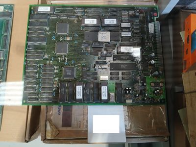 une photo d'une carte mère d'ordinateur posée sur une boîte en carton
