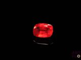 un losange rouge sur fond noir